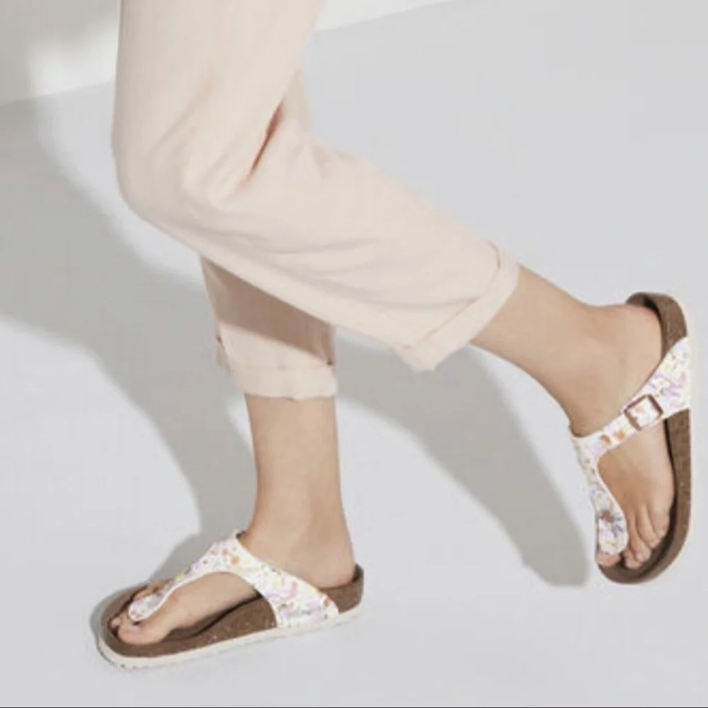 📌SOLD📌 BIRKENSTOCK GIZEH VEGAN LEATHER SUMMER FLORAL LIGHT ROSE FLIP FLOPS🆕 - Picture 5 of 9